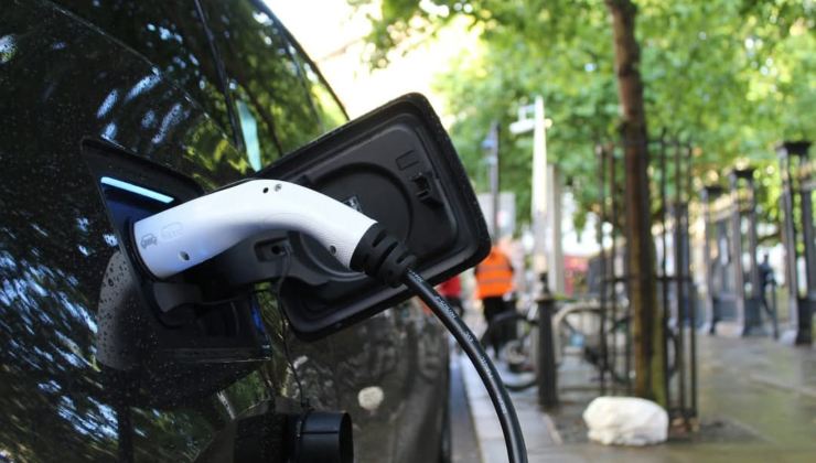 Auto elettrica in ricarica