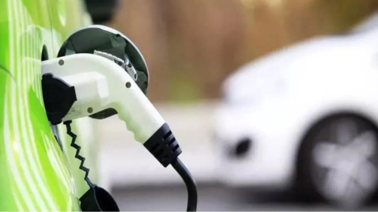 Auto elettrica in ricarica