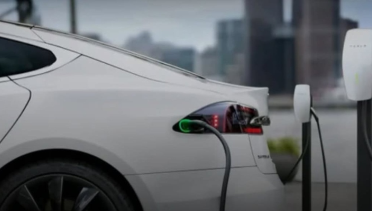 Auto elettrica in ricarica