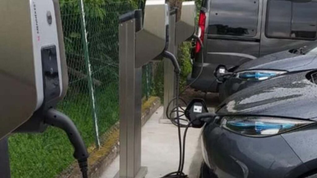 Auto elettriche in carica