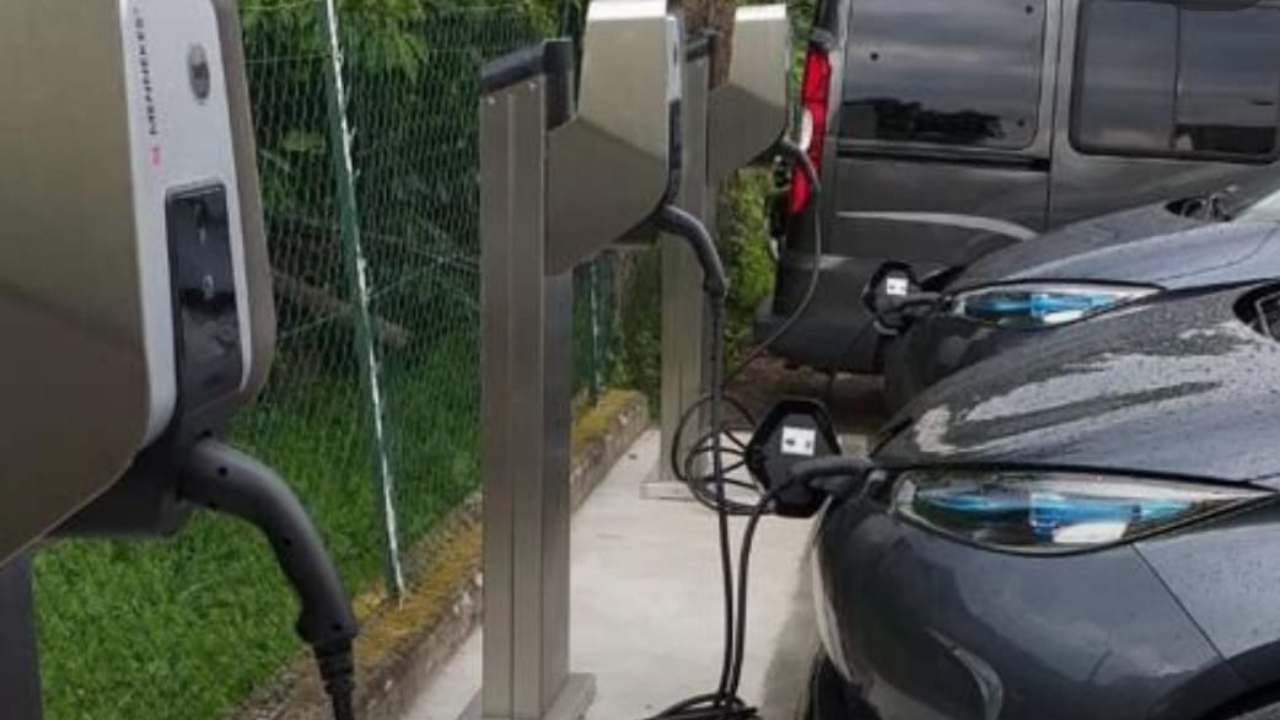 Auto elettriche in carica