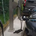 Auto elettriche in ricarica