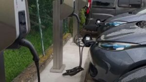 Auto elettriche in ricarica