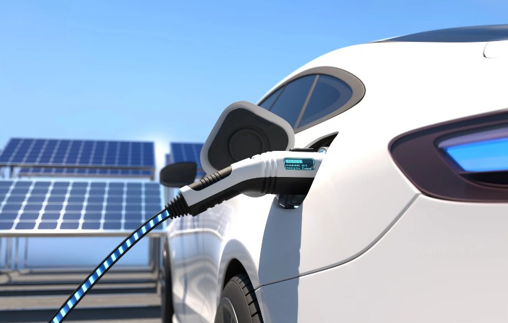 Auto elettrica sotto carica