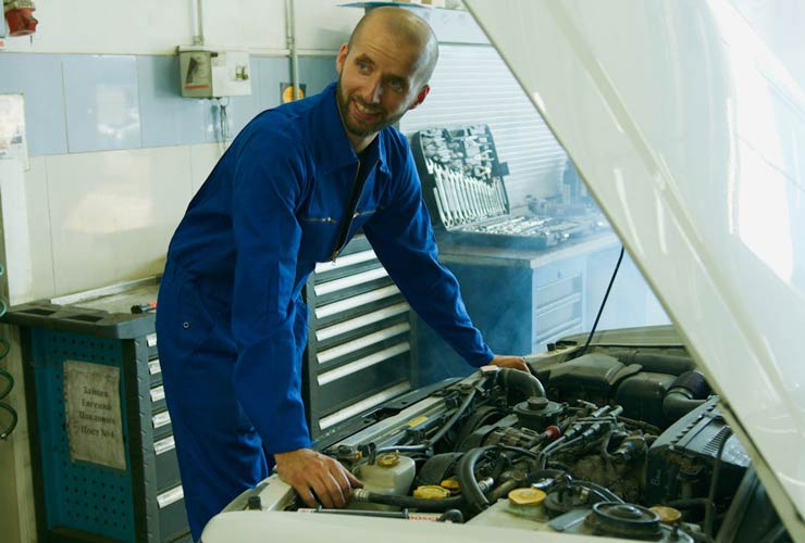 Auto-in-revisione-Foto-di-Artem-Podrez-da-Pexels-MobilitàSostenibile.it
