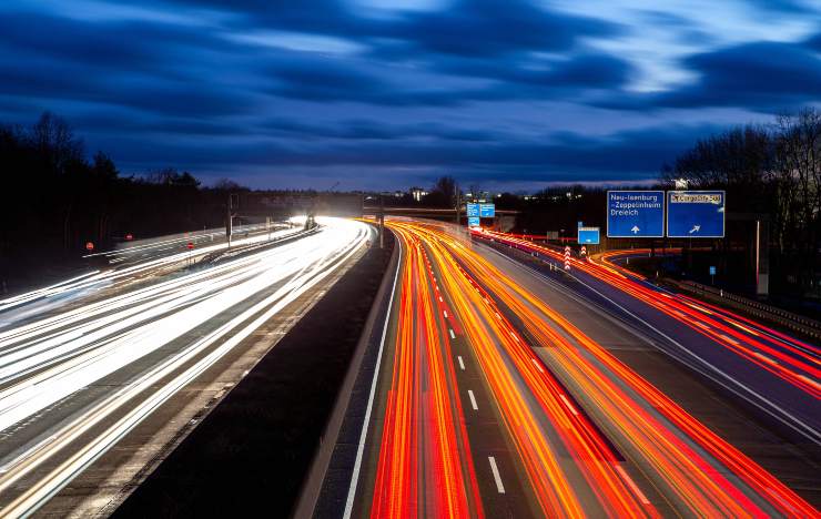Autobahn autostrada tedesca: foto notturna con scie luminose al posto delle auto