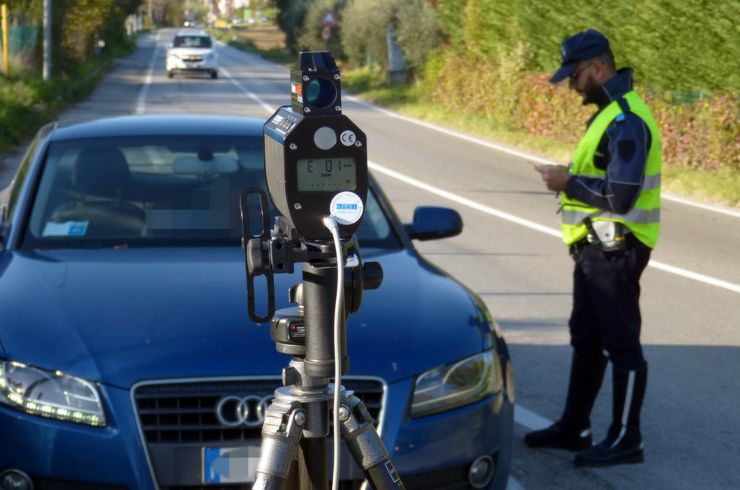 Autovelox mobile su strada con pattuglia