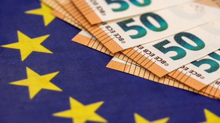 Banconote da 50€ sopra a bandiera europea