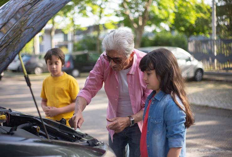 Bollo-auto-anziani-Foto-di-Kampus-Production-su-Pexels-MobilitàSostenibile.it