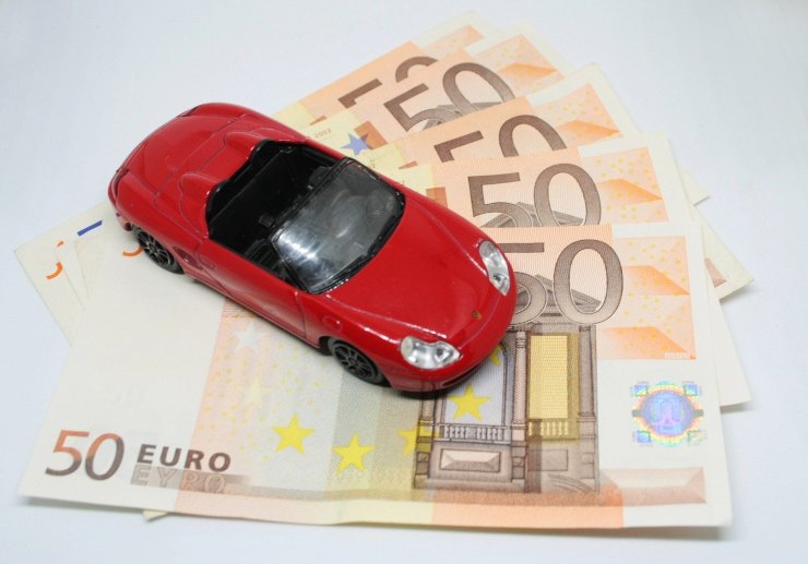 Auto in miniatura sopra a banconote da 100€