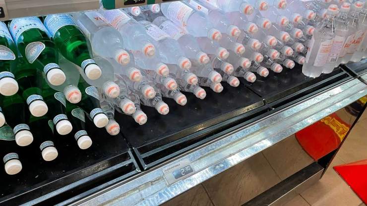Bottigliette d'acqua in autogrill