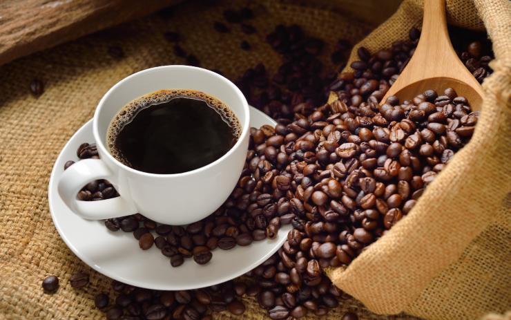Tazzina e chicchi di caffè