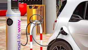 Auto elettrica in ricarica