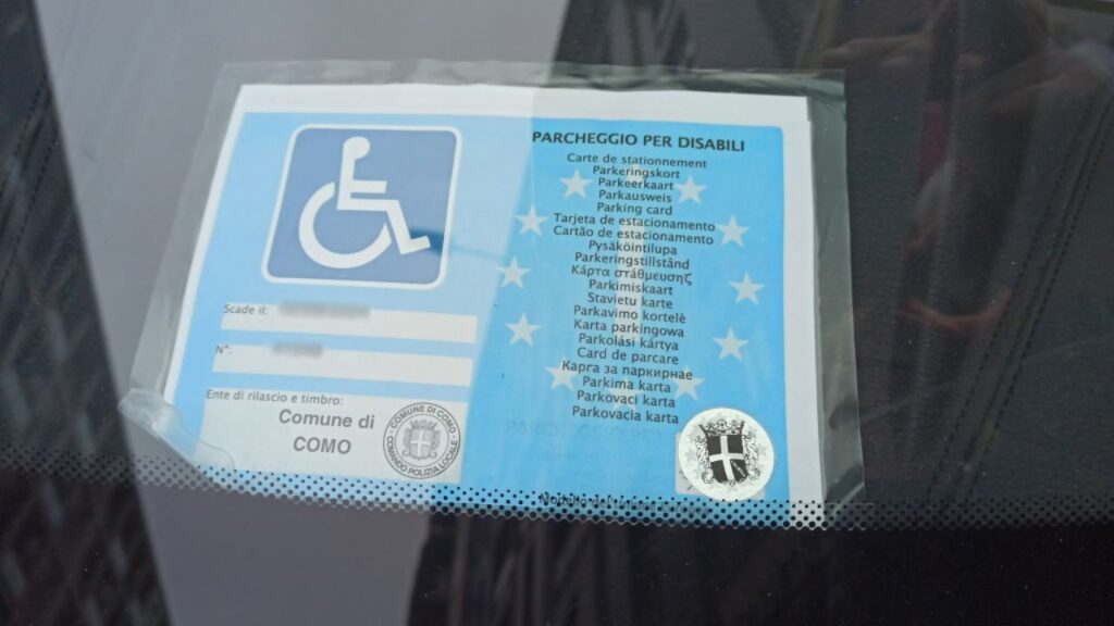 Contrassegno disabili 104 parcheggi attaccato al parabrezza