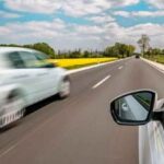 Auto che sorpassa un'altra auto