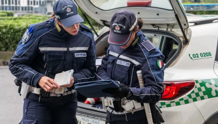 Agenti che controllano i documenti al posto di blocco