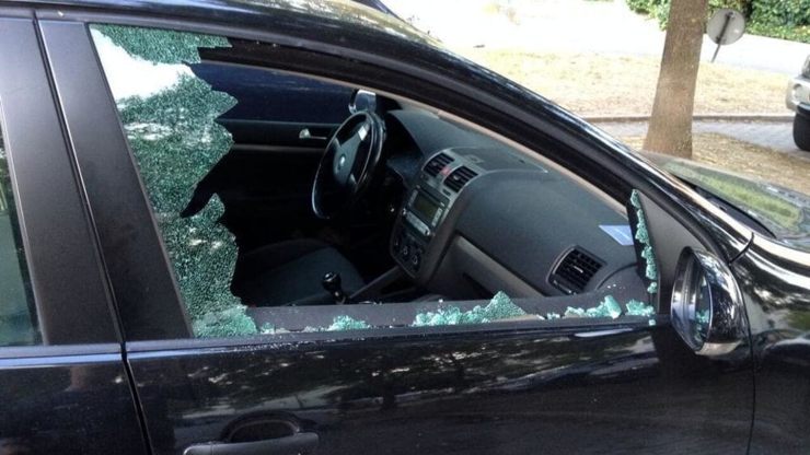 Finestrino rotto di un'auto