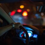 Conducente alla guida di un'auto di notte