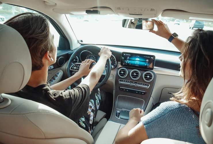 Guidare-auto-Foto-di-Kindel-Media-su-Pexels-MobilitàSostenibile