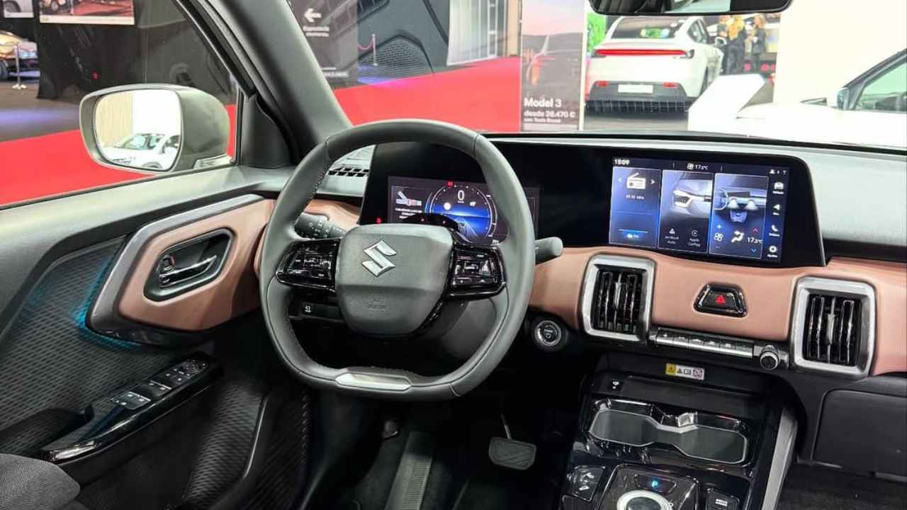 Suzuki sconvolge il mercato, debutta il primo SUV 100% elettrico: oltre 400 km di autonomia | Il prezzo in Italia