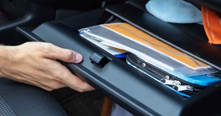 Libretto di circolazione sul vano porta oggetti dell'auto