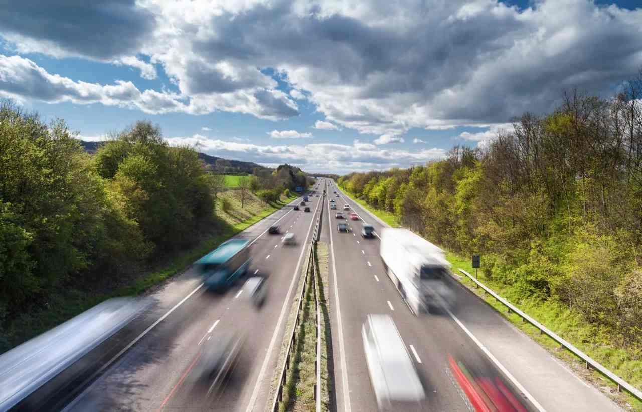 Autostrada vista dall'alto con veicoli in movimento