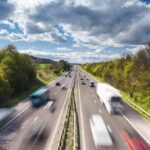 autostrada con mezzi in movimento