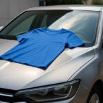 Maglietta sul parabrezza dell'auto