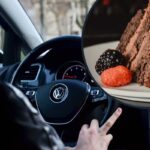 Collage uomo alla guida e torta di compleanno al Rum e cioccolato