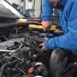 Meccanico al lavoro