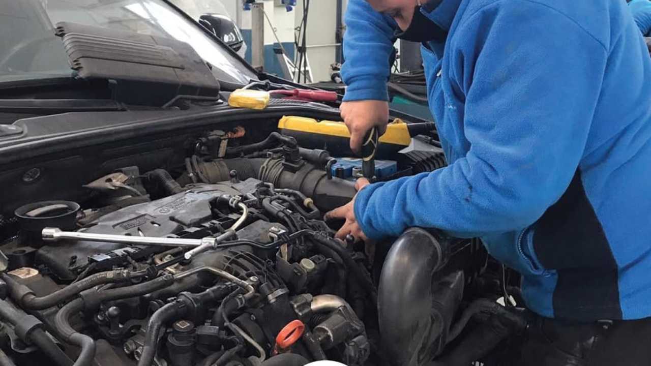 Allarme auto elettriche, ecco i guasti più comuni delle vetture green: parlano i meccanici | Le differenze con i motori termici