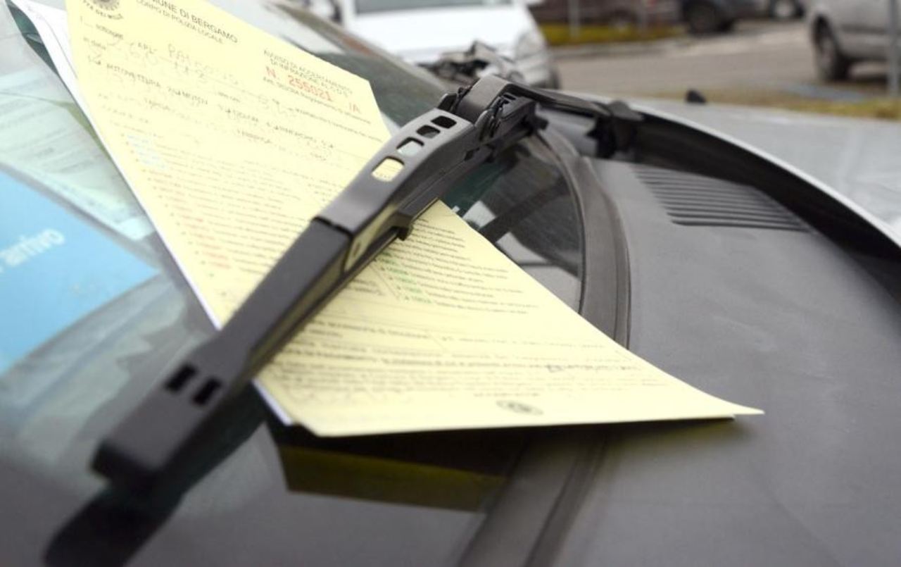 Sanzione sul tergicristallo di un'auto