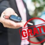 Persona che pone le chiavi dell'auto e bollino in primo piano con scritto "gratis"