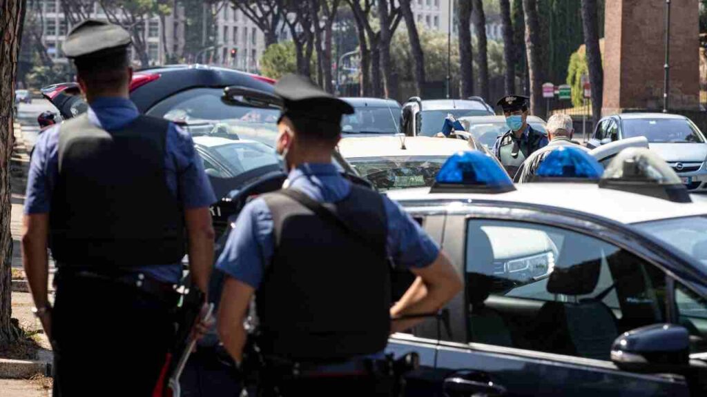 Polizia durante un posto di blocco