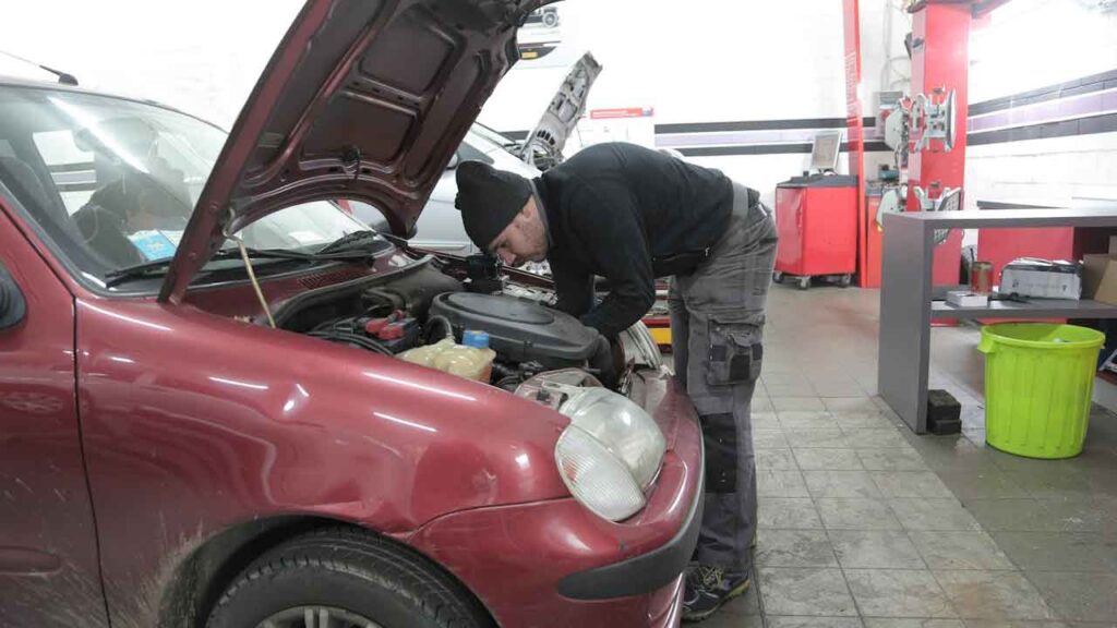 Revisione-auto-Foto-di-Andrea-Piacquadio-da-Pexels-MobilitàSostenibile.it