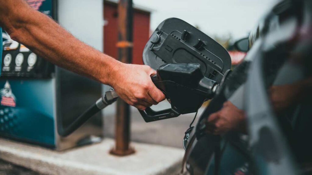 Rifornimento-benzina-Foto-di-Erik-Mclean-da-Pexels-MobilitàSostenibile