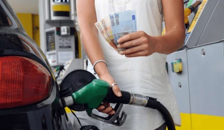 Donna che mette il carburante nella sua auto