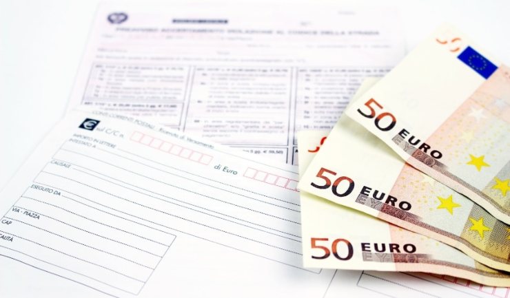 Infrazione stradale e 3 banconote da 50€