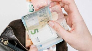 Soldi-nel-portafoglio-Foto-di-cottonbro-studio-da-Pexels-MobilitàSostenibile.it