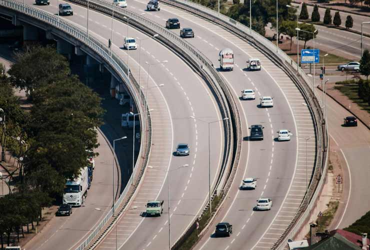 Strada-a-più-corsie-Foto-di-Yunus-Eren-Tekneci-da-Pexels-MobilitàSostenibile