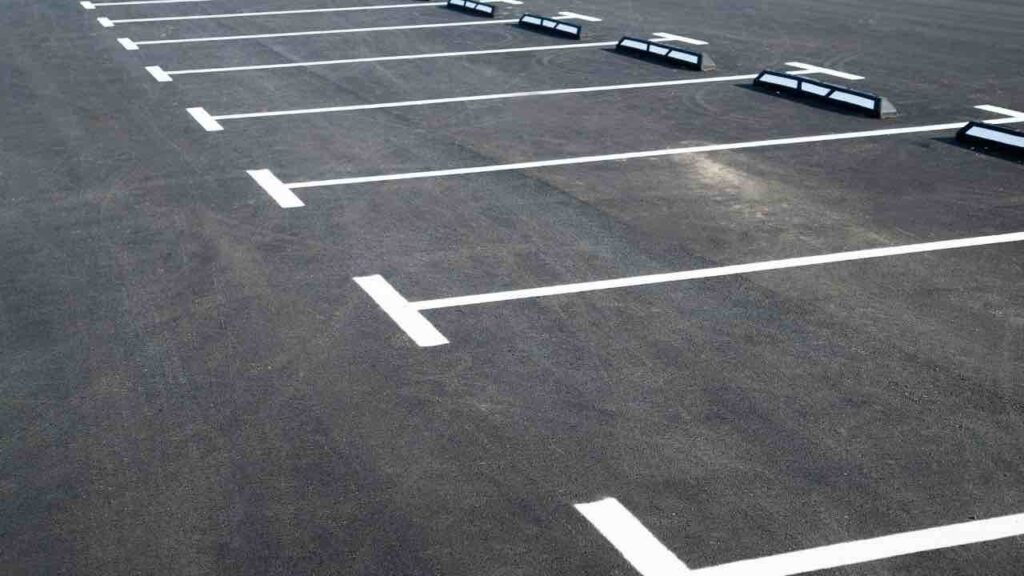 Strisce bianche parcheggi