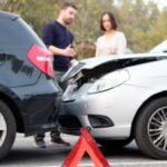 due conducenti che discutono dopo un tamponamento auto