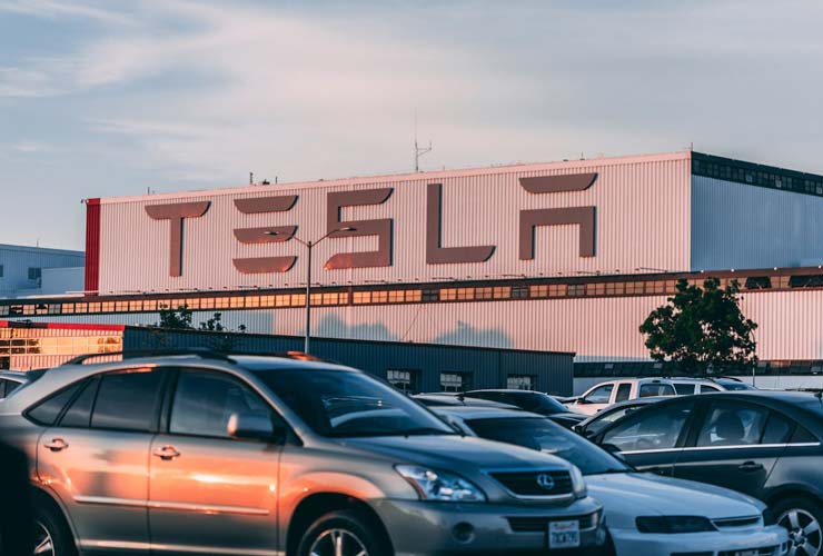 Tesla-Foto-di-Craig-Adderley-da-Pexels-MobilitàSostenibile