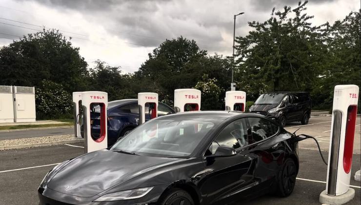 Tesla Model 3 in ricarica