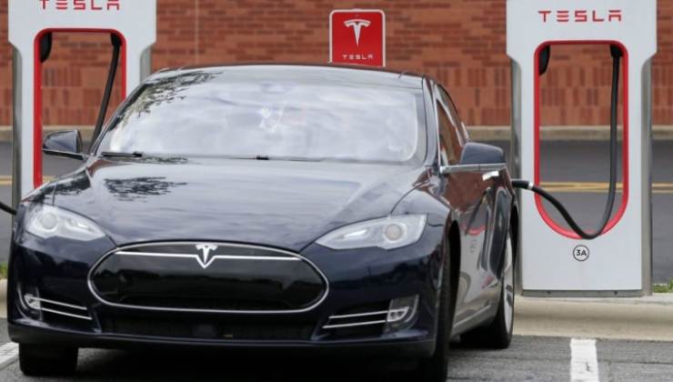 Tesla in ricarica