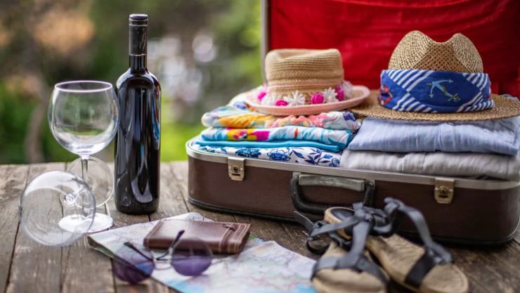 Valigia e bottiglia di vino