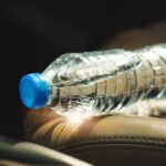 Bottiglietta d'acqua sul sedile dell'auto