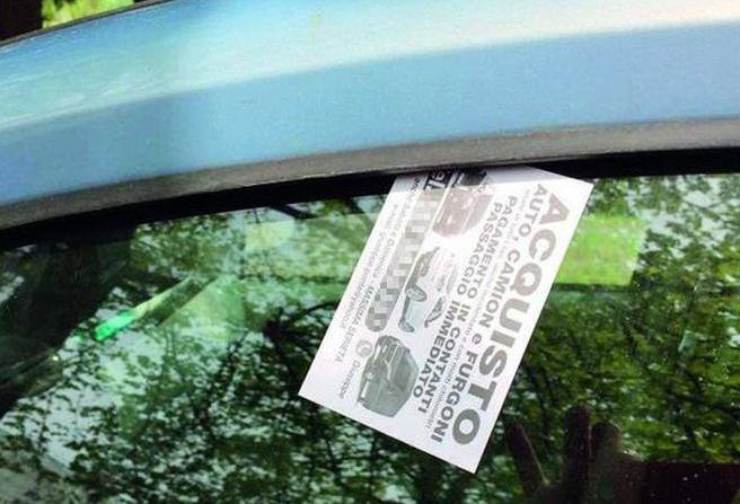Volantino compro auto incastrato nel finestrino della macchina