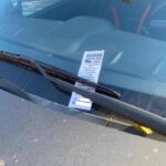 Volantino 'compro auto' sul parabrezza di una macchina