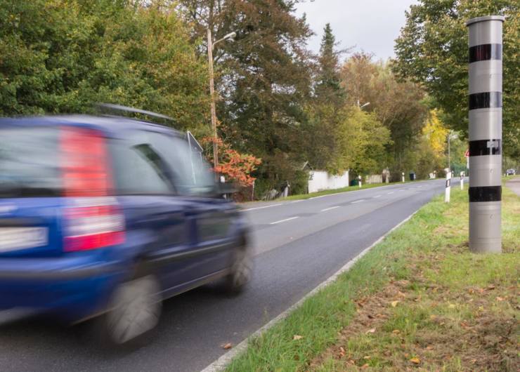 Autovelox e auto in movimento